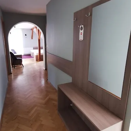 Zieliniec 2* بوزنان